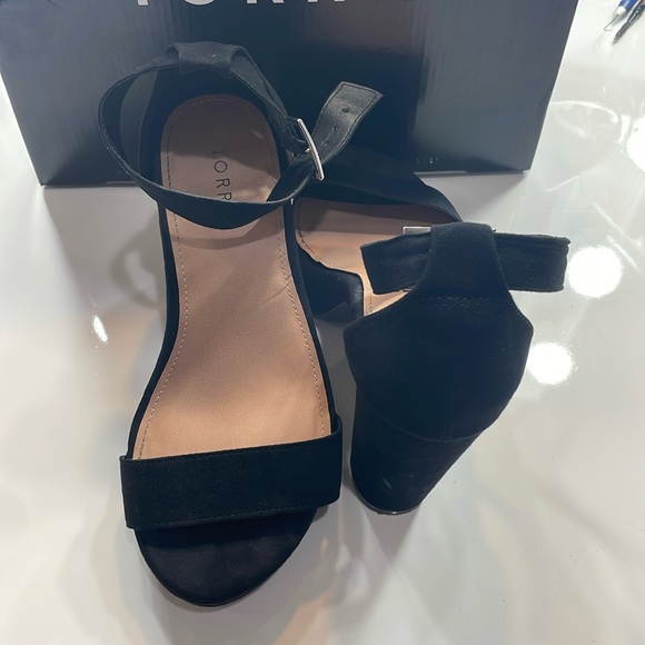 Torrid black platform heel size 7 - Picture 4 of 4